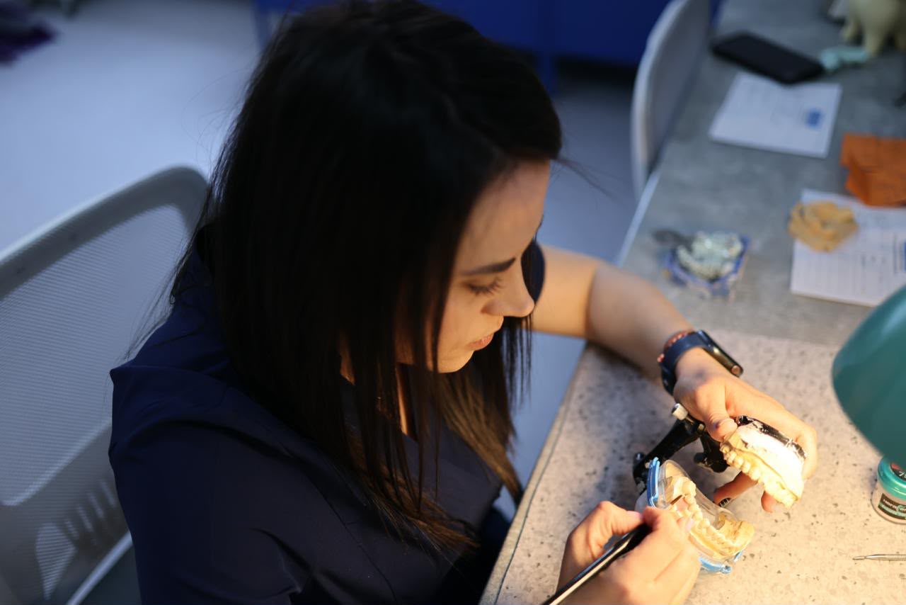 Lucru la modelul dentar în laborator