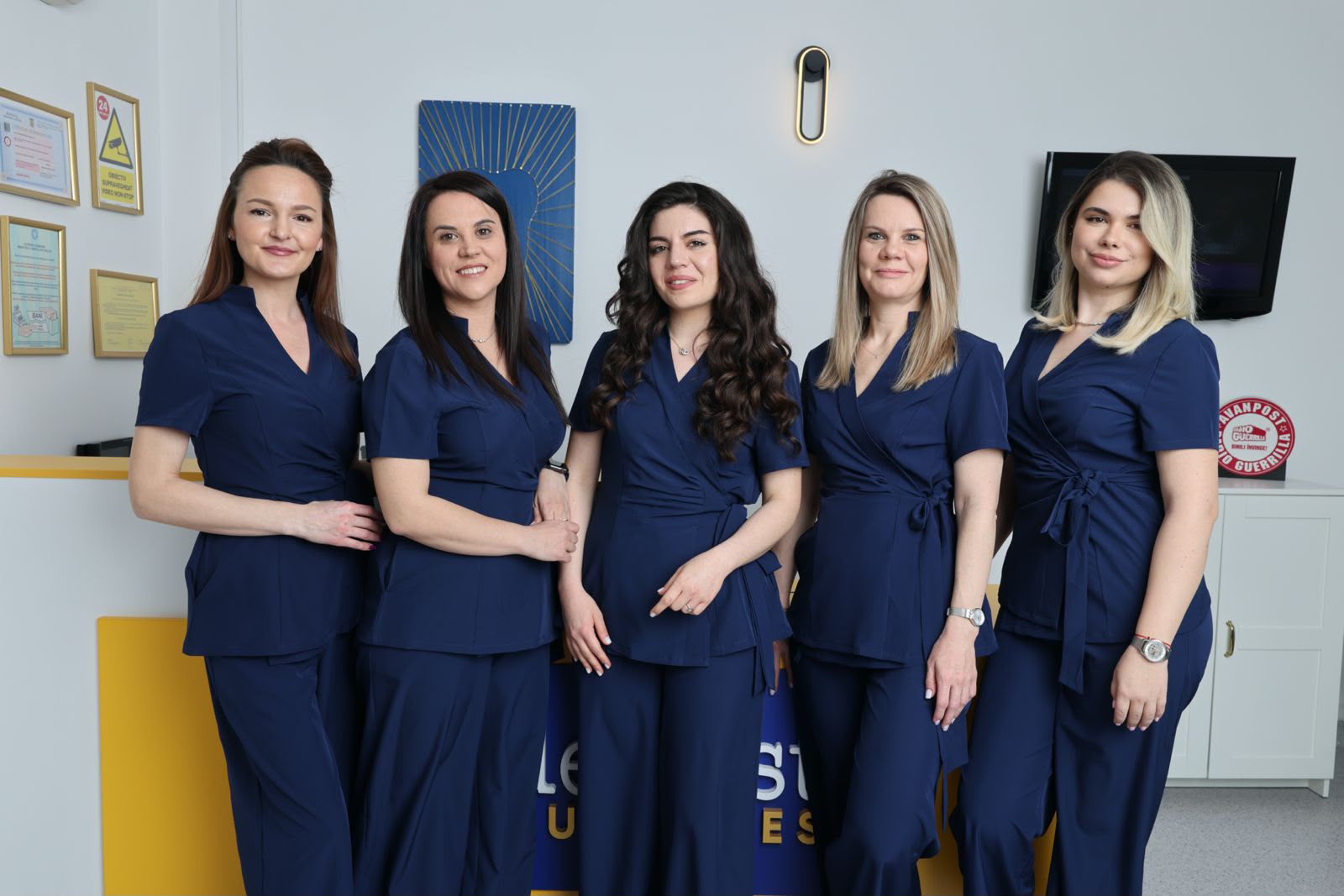 Echipa The Dentist Bucharest la recepția clinicii