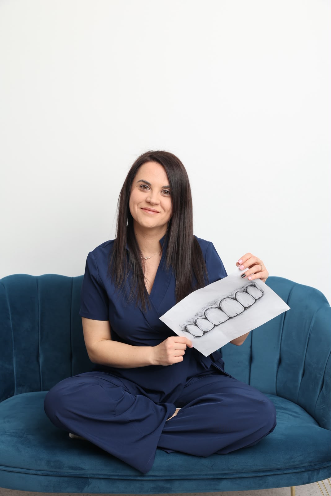 Tehnician dentar prezentând o schiță a formei dinților frontali
