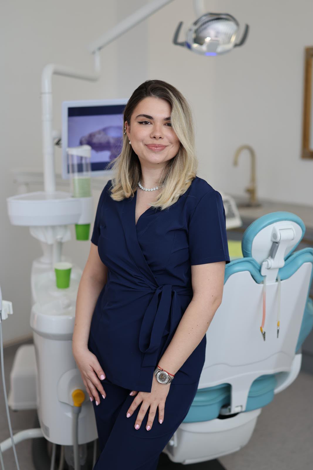 Dr. Xenia Condrea în cabinetul The Dentist Bucharest