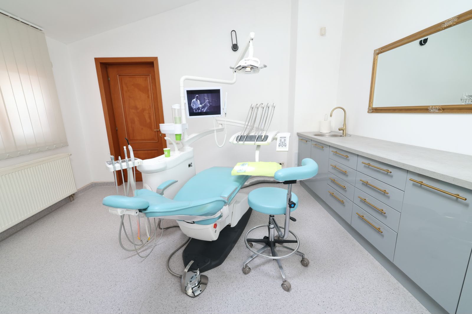 Cabinet stomatologic cu scaun turcoaz